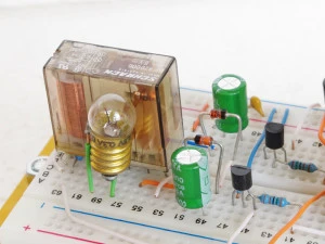 Elektronická schéma s kondenzátory na plošném spoji