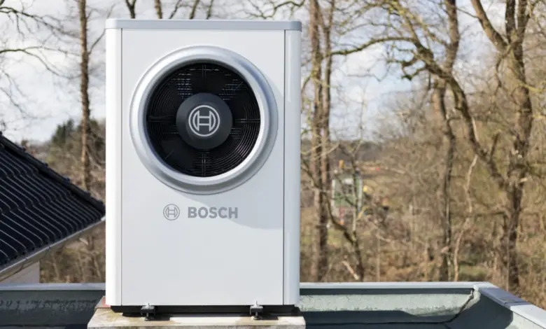 Bosch tepelné čerpadlo na střeše domu v přírodě.