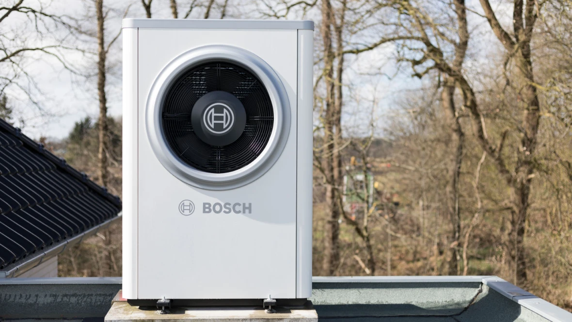 Bosch tepelné čerpadlo na střeše domu v přírodě.