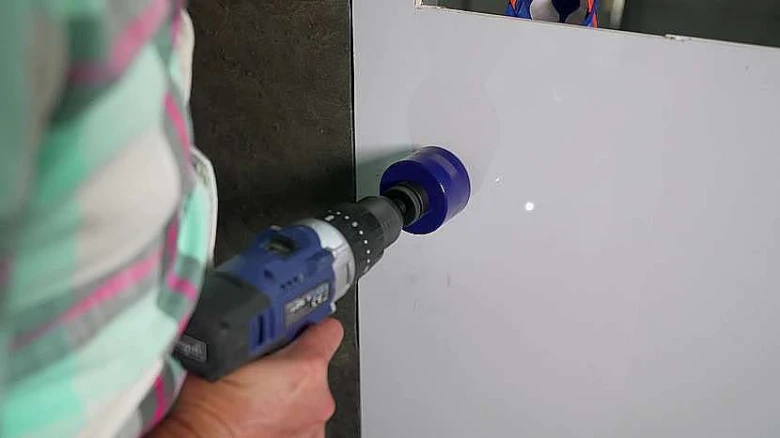 Vrtání do sádrokartonu pro instalaci zásuvkové krabice.