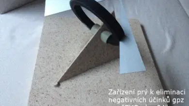 Sluchátka na stojanu s českým textem o eliminaci účinků indukční desky.