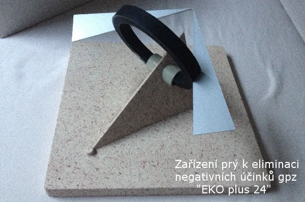 Sluchátka na stojanu s českým textem o eliminaci účinků indukční desky.