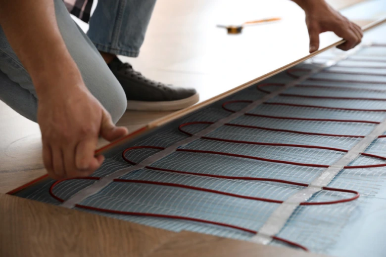 Instalace elektrického podlahového vytápění s kabely na přípravenou vrstvu.