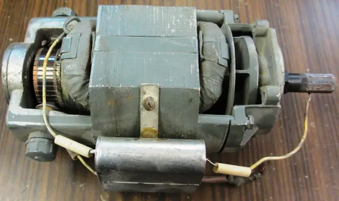 Elektromotor s kondenzátorem pro připojení přes kapacitor.