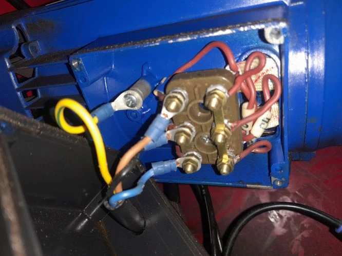 Vnitřní spojení elektromotoru s přípojkou pro napětí 230/400 V.
