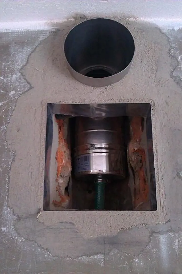 Instalace komína pro kotel na pelety v zdivu.