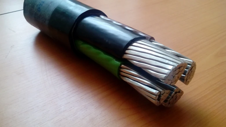 Průřez elektrickým kabelem s viditelnými vodiči pro identifikaci.