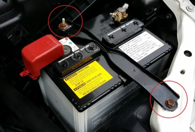 Připojení svorek k automobilové baterii s držákem.
