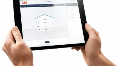 Tablet s aplikací pro plánování podlahy v rukou.