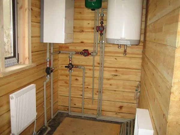 Instalace plynového kotle s potrubím v dřevěném domě