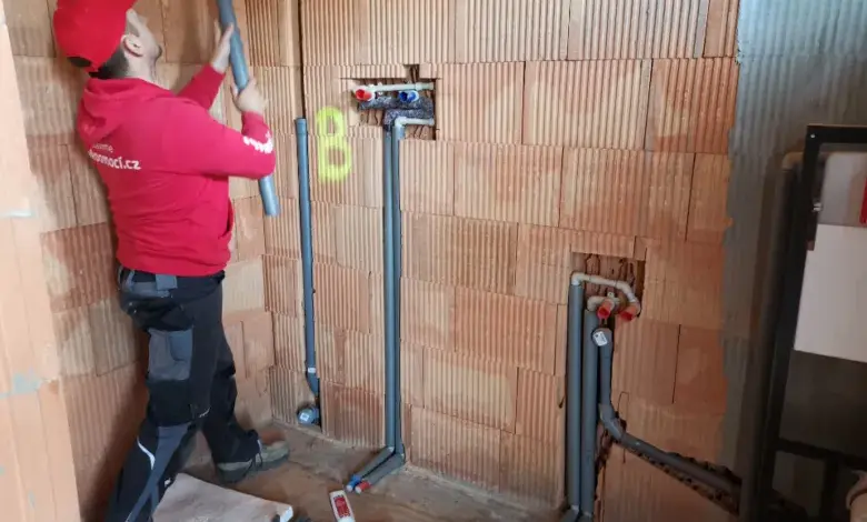 Instalace tlakové kanalizace v koupelně rodinného domu