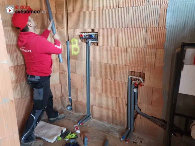 Instalace tlakové kanalizace v koupelně rodinného domu