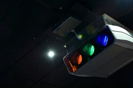 Projektor s viditelnými RGB diodami uvnitř.