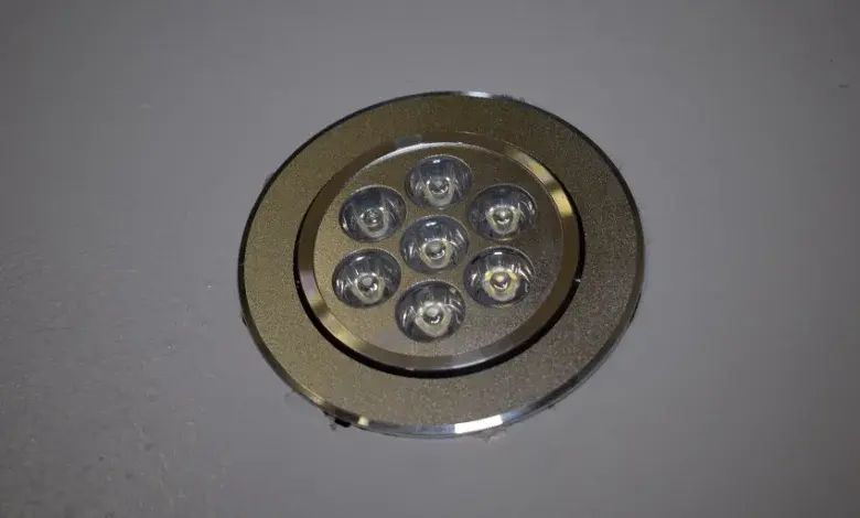 LED bodové světlo v nehotovém stropním otvoru.