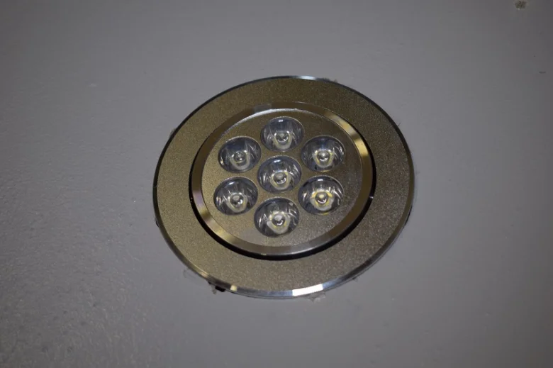 LED bodové světlo v nehotovém stropním otvoru.