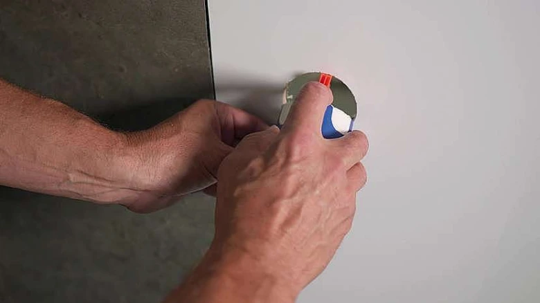 Ruční instalace zásuvkové krabice do sádrokartonu