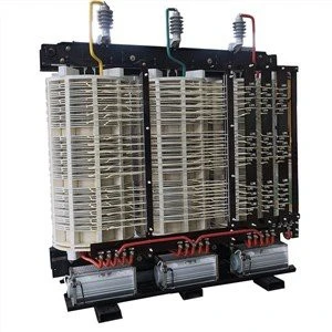 Vnitřní konstrukce elektrického transformátoru s cívky a jádrem.