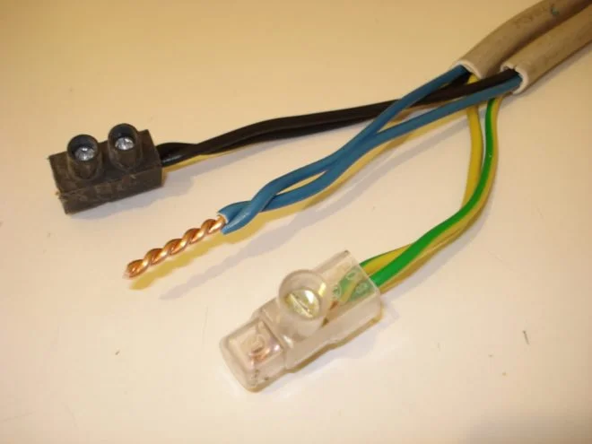 Elektrické vodiče s konektory pro připojení zásuvek