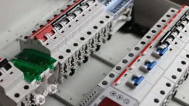 Bílé jističe v rozvaděči pro elektrickou instalaci.