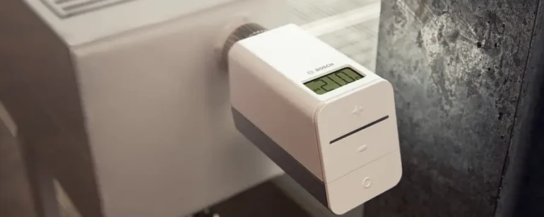 Digitální termostat na topném systému pro správný provoz.