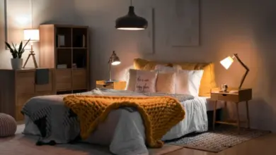 Ložnice s několika typy osvětlení pro domácí prostředí.