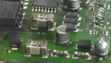 Zelená deska s elektronickými součástkami pro ochranu před přepětím.