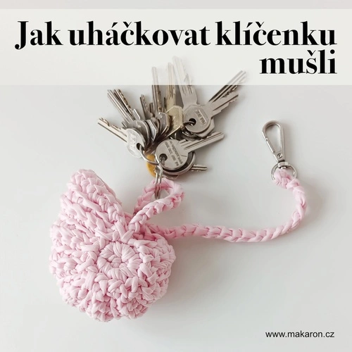 Růžová háčkovaná klíčenka s krouceným řemínkem pro připevnění.