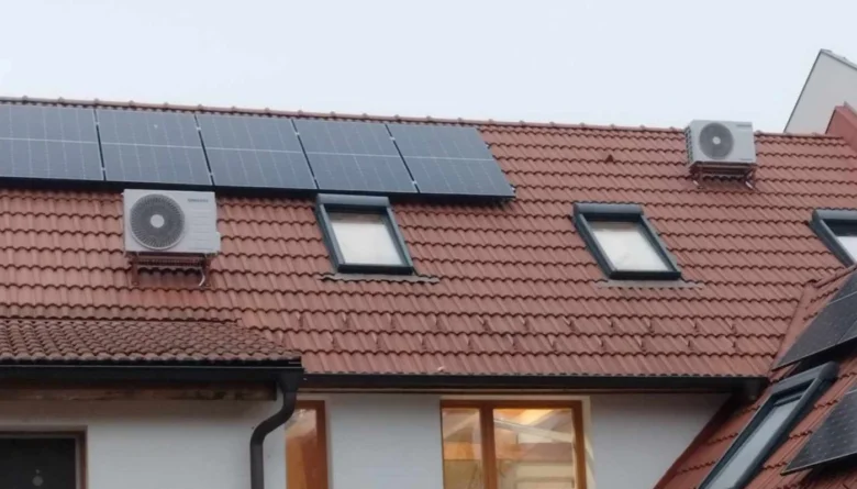 Venkovní jednotky klimatizace na střeše s solárními panely.