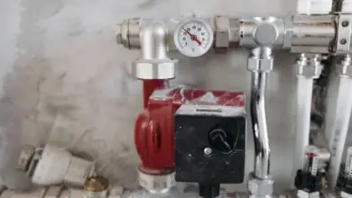 Trojcestný ventil s tlakoměrem a elektrickým pohonem na potrubí.