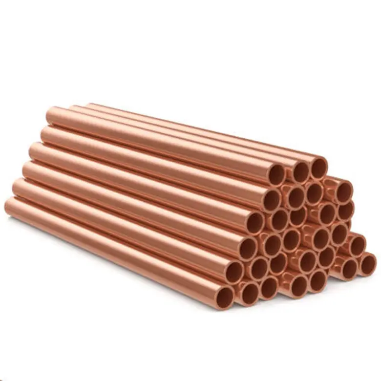 Hromada lesklých měděných trubek na bílém pozadí.