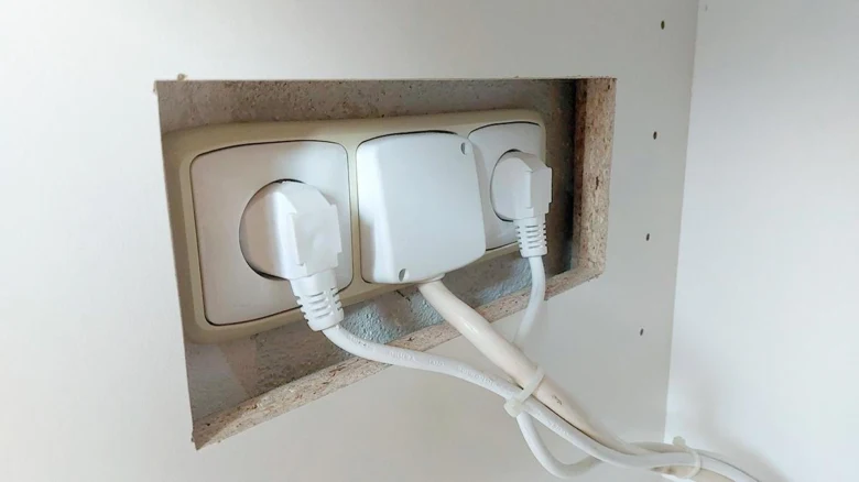 Instalace elektrických zásuvek v kuchyni s viditelnými kabely.