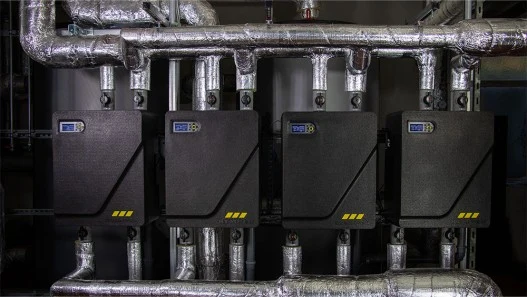 Řada elektronických regulátorů na izolovaných potrubích v systému zásobování teplou vodou.