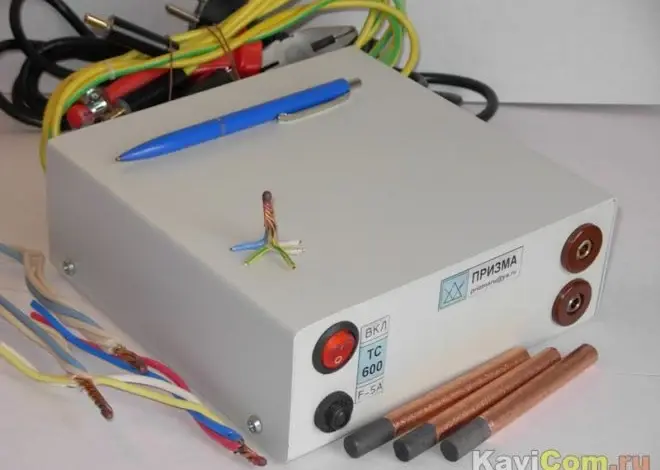 Bílá elektrická krabice s odpojenými vodiči a měděnými tyčemi.