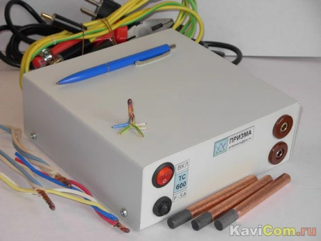 Bílá elektrická krabice s odpojenými vodiči a měděnými tyčemi.