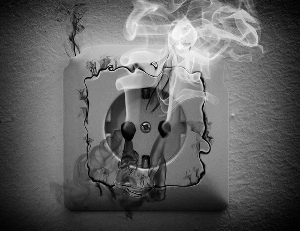 Zdímající zásuvka ukazuje zkrat v elektroinstalaci ve zdi.