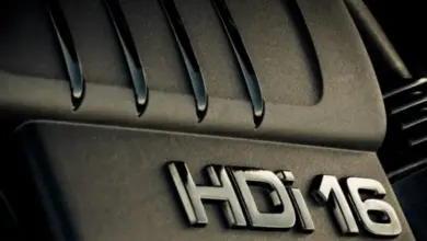 Detailní záběr na logo motoru HDi 16 instalované v automobilovém komponentu.
