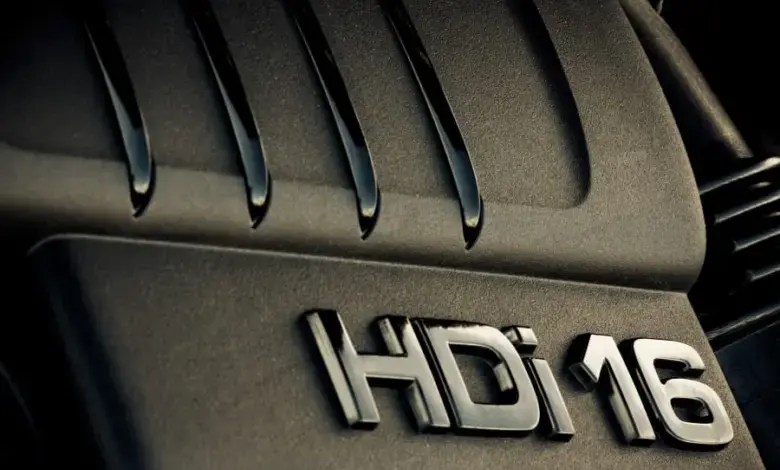 Detailní záběr na logo motoru HDi 16 instalované v automobilovém komponentu.