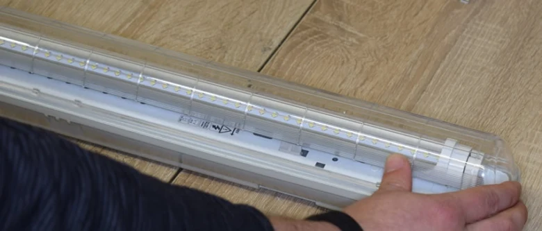 Nová bílá LED zářivka v transparentním obalu připravená k výměně