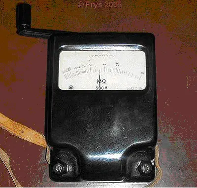 Analogový měřič izolačního odporu pro kontrolu elektroinstalace.