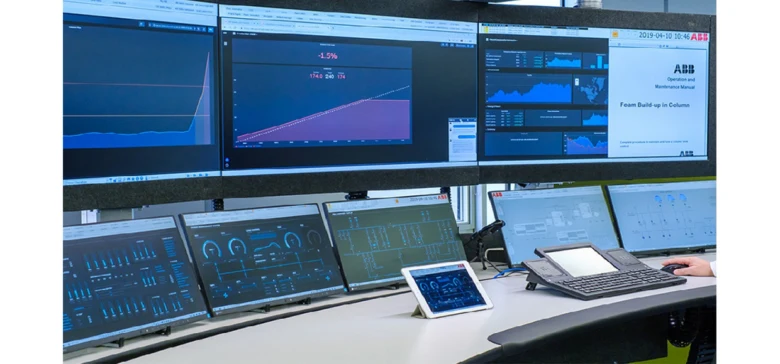 Kontrolní místnost s monitory sledujícími napětí v elektrické síti.