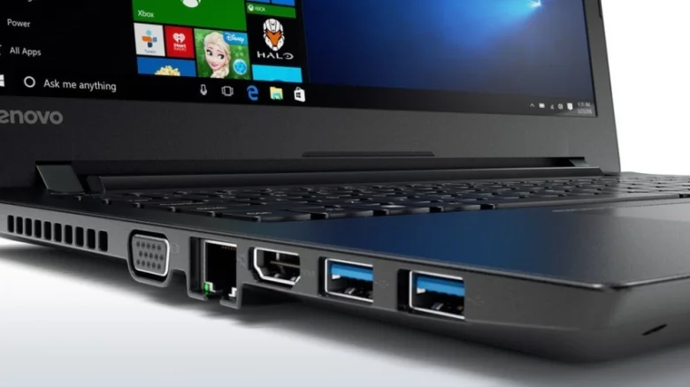Černý notebook s viditelným HDMI výstupem pro připojení k televizi.