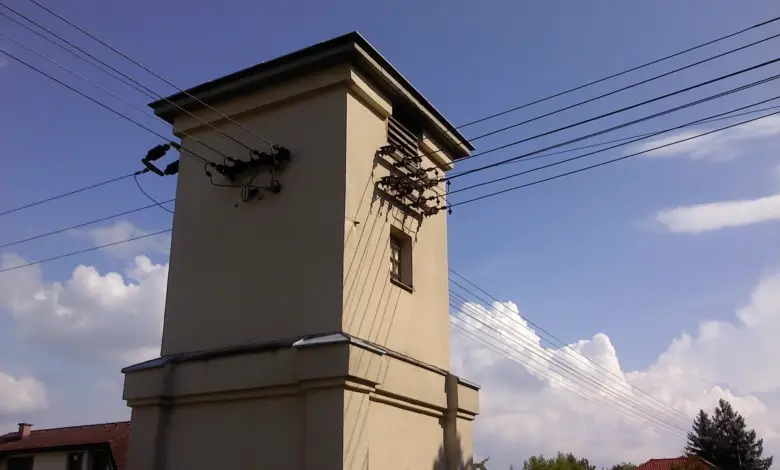 Vysoký elektrický sloup s izolátory pro přenos elektřiny v síti.