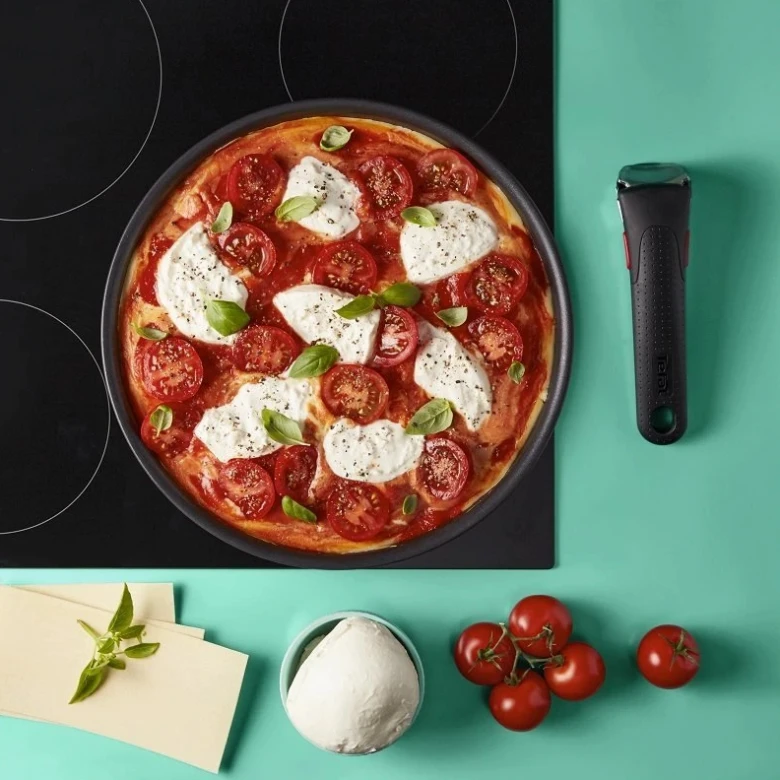Pizzy s rajčaty na indukční varné desce