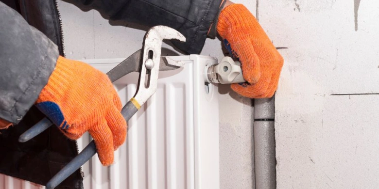 Montér zavírá ventilátor radiátoru klíč před zimou.