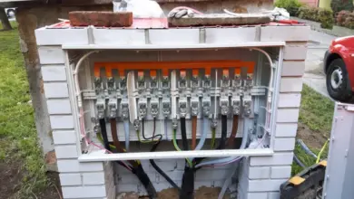 Otevřená elektrická rozvaděč s pojistkami a propojenými vodiči.
