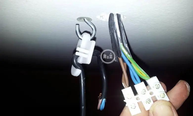 Připojení vodičů pro instalaci svítidla na sádrokartonový strop.