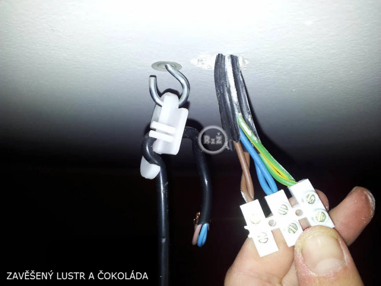 Připojení vodičů pro instalaci svítidla na sádrokartonový strop.