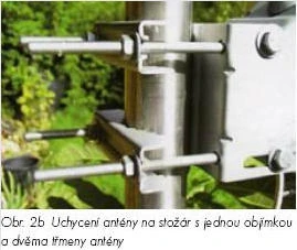 Uchycení satelitní antény na stožár s jednou objímkou
