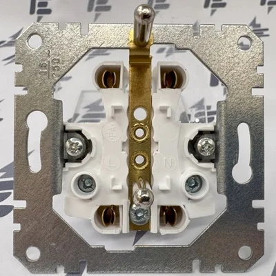 Vnitřní část elektrické zásuvky s terminály pro zapojení více zásuvek z jednoho drátu.
