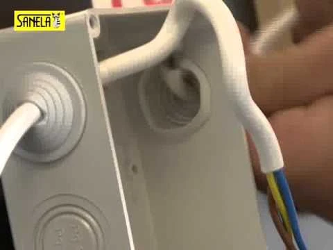 Bílá elektrická krabička s vedením pro instalaci pisoáru.